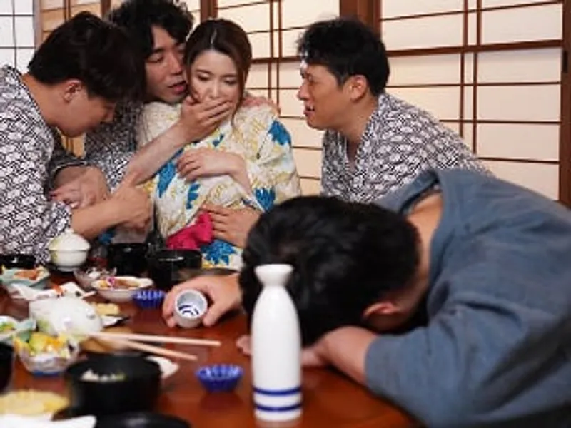 đưa cô vợ đi suối nước nóng, gã chồng không biết cô vợ bị người khác địt sấp mặt