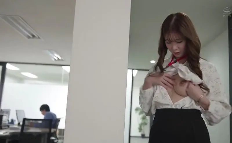 Bí ẩn của cô nhân viên mặt ngoài nghiêm nghị, thực chất lại là "nữ thần dâm đãng"