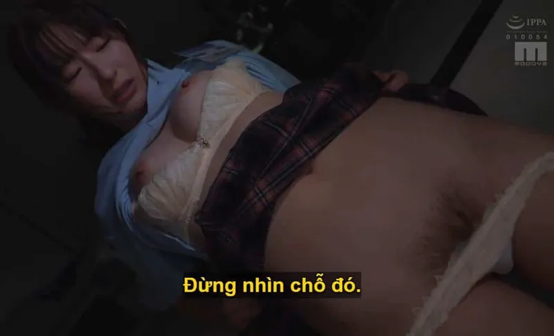 Ông chủ âm mưu quan hệ với cô nhân viên dưới quyền kiêu kỳ lười nhác, suốt ngày bận rộn chat chit cùng người yêu.