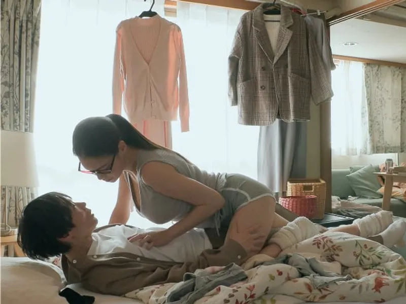 được chị nhà sát bên "an ủi" khi em gái đi ngoại tình